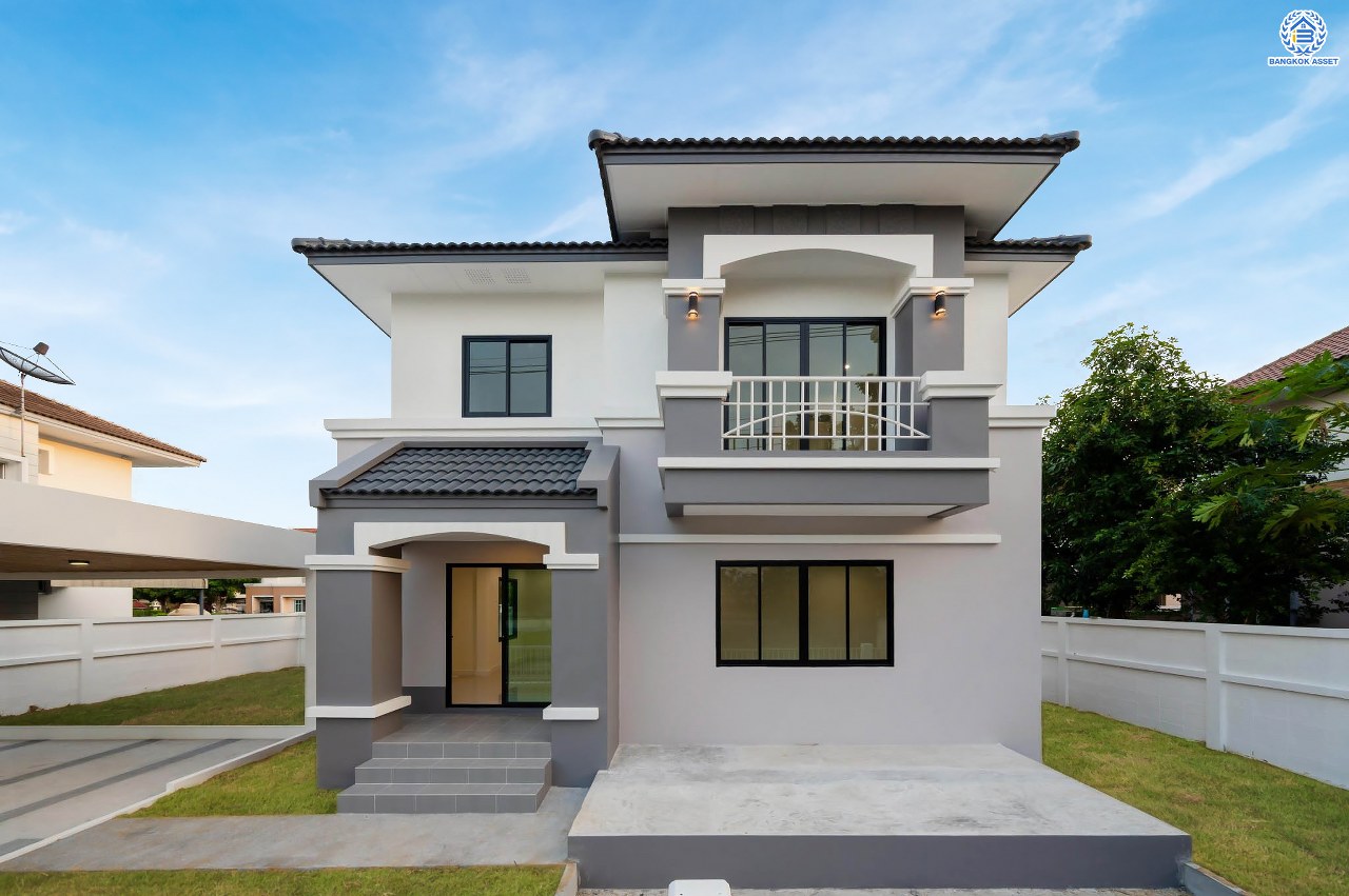 บ้านมือสองตกแต่งใหม่ โครงการ กฤษดานคร เลค แอนด์ พาร์ค บรมราชชนนี-พุทธมณฑลสาย3 เนื้อที่ 75 ตร.ว. บนพื้นที่ใช้สอย 121 ตร.ม. ฟังก์ชัน 3 ห้องนอน 2 ห้องน้ำ จอดรถได้ 2 คัน พร้อม 1 ห้องอเนกประสงค์บนทำเลศักยภาพเชื่อมต่อหลายเส้นทาง ใกล้เซ็นทรัลปิ่นเกล้า ม.มหิดล และทางด่วน "ศรีรัช"